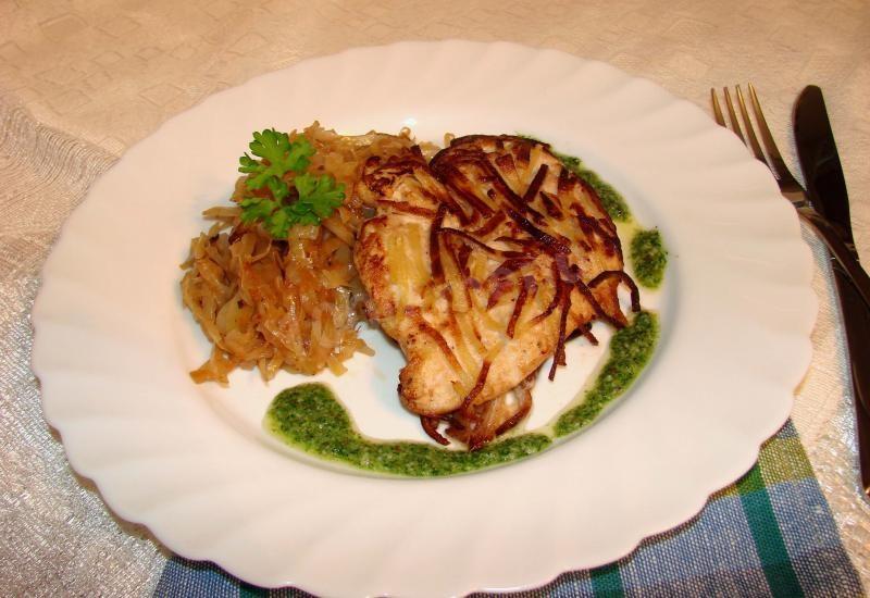 Шаг 6 приготовления Куриное филе в картофельной корочке с гарниром и соусом