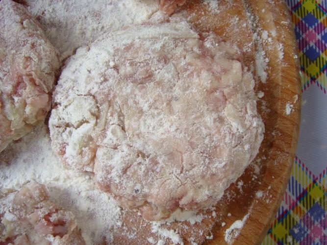Шаг 2 приготовления Биточки из фарша по-селянски