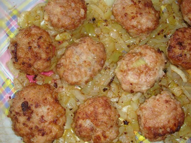Шаг 4 приготовления Биточки из фарша по-селянски