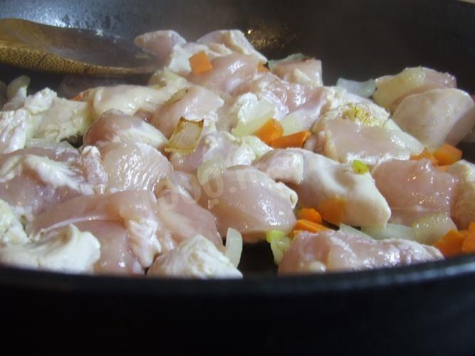 Шаг 3 приготовления Куриный гуляш из филе курицы