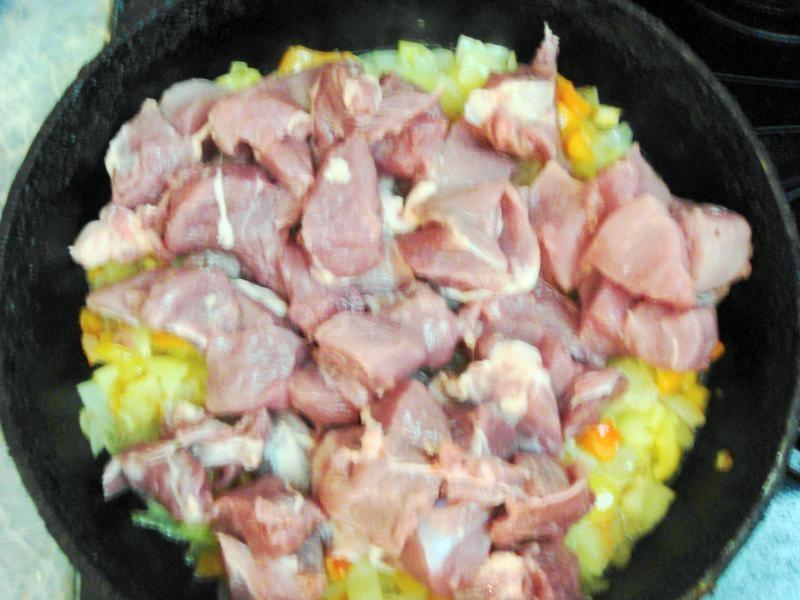 Шаг 5 приготовления Гуляш с овощами