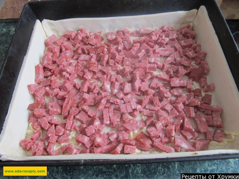 Шаг 1 приготовления Пицца слоеная с шампиньонами, копченой колбасой и майонезом