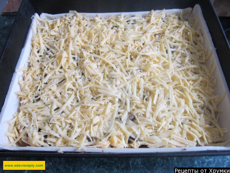 Шаг 5 приготовления Пицца слоеная с шампиньонами, копченой колбасой и майонезом