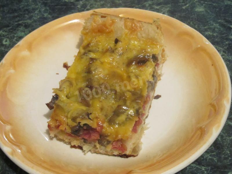 Шаг 6 приготовления Пицца слоеная с шампиньонами, копченой колбасой и майонезом