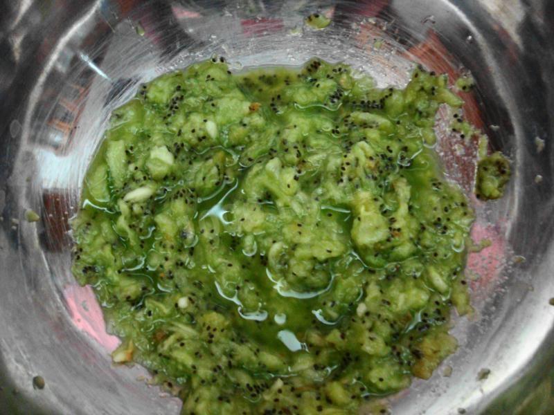 Шаг 2 приготовления Куриные ножки в маринаде из киви в рукаве в духовке