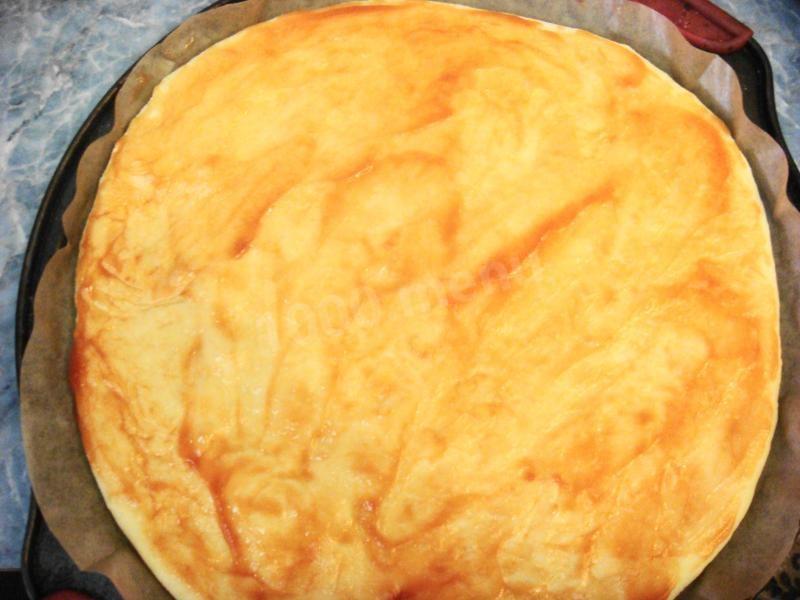 Шаг 2 приготовления Оззи-пицца с колбасой и сыром