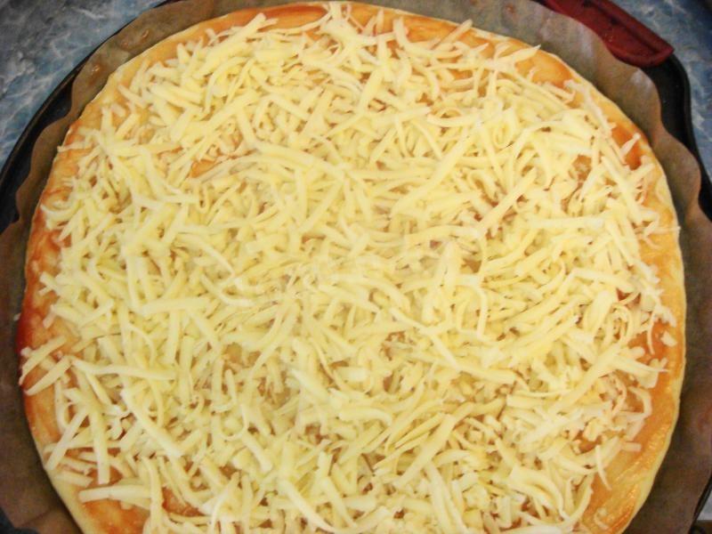 Шаг 3 приготовления Оззи-пицца с колбасой и сыром