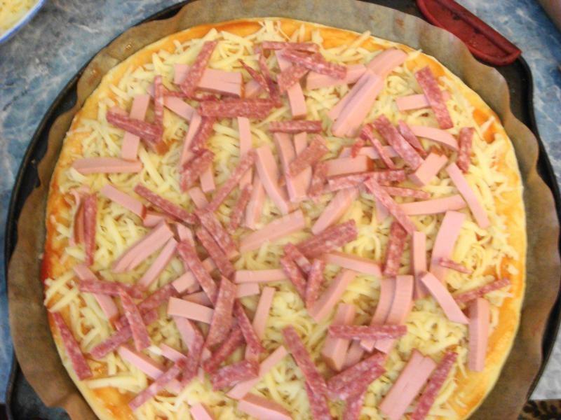 Шаг 4 приготовления Оззи-пицца с колбасой и сыром