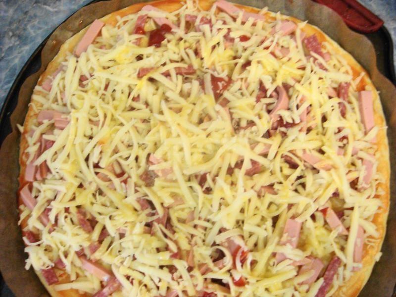Шаг 8 приготовления Оззи-пицца с колбасой и сыром