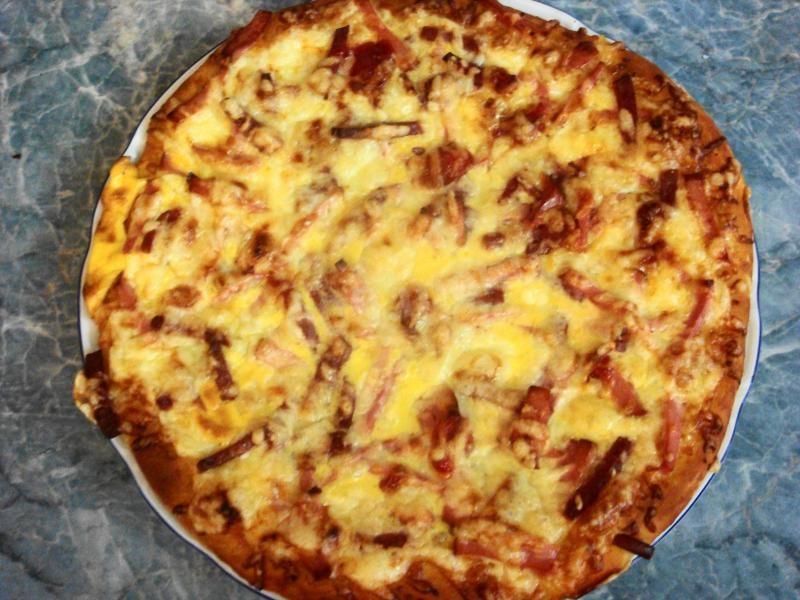 Шаг 9 приготовления Оззи-пицца с колбасой и сыром