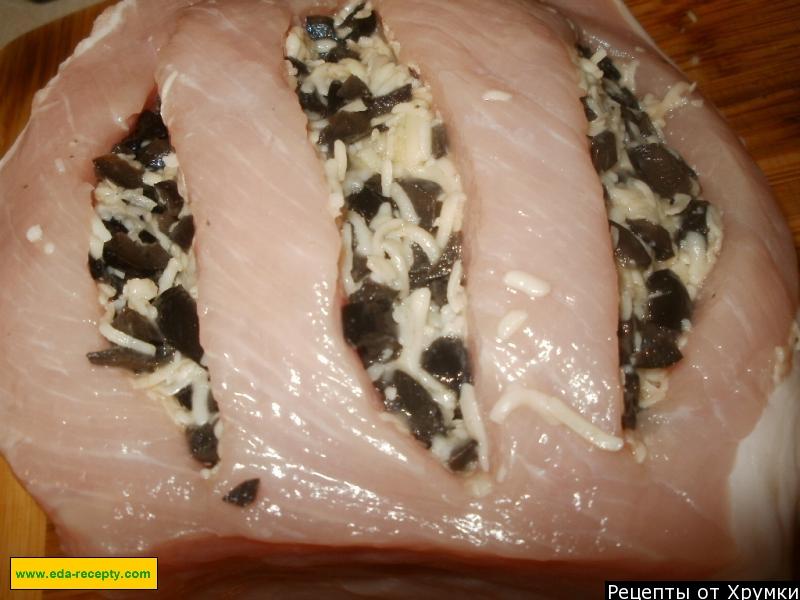 Шаг 5 приготовления Свиная корейка, фаршированная оливками и сыром