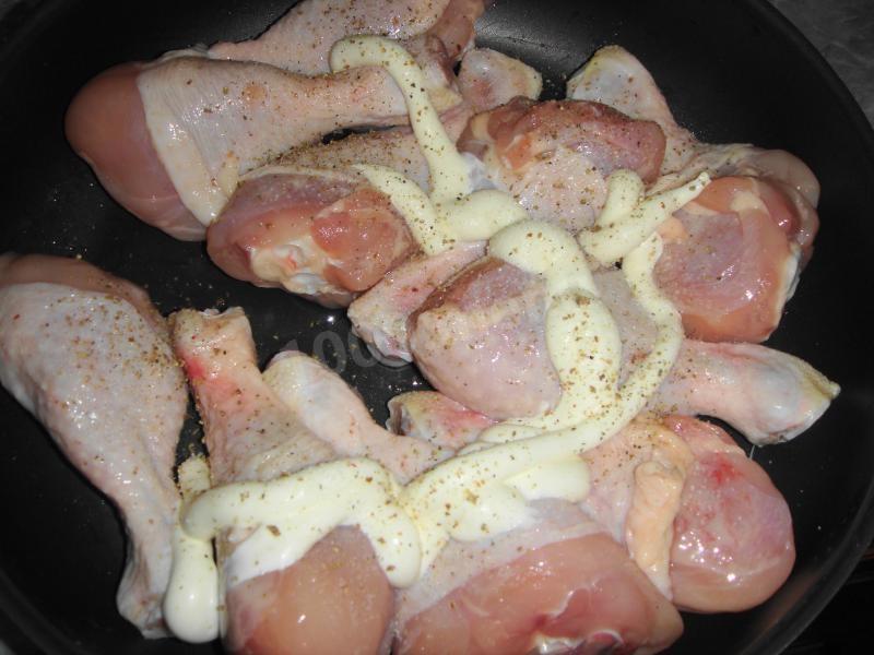 Шаг 2 приготовления Запеченные куриные голени в майонезе Дракончики в гнездах