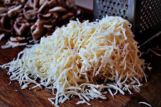 Шаг 3 приготовления Куриная грудка с грибами и сыром с травами