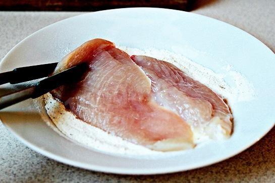 Шаг 4 приготовления Куриная грудка с грибами и сыром с травами