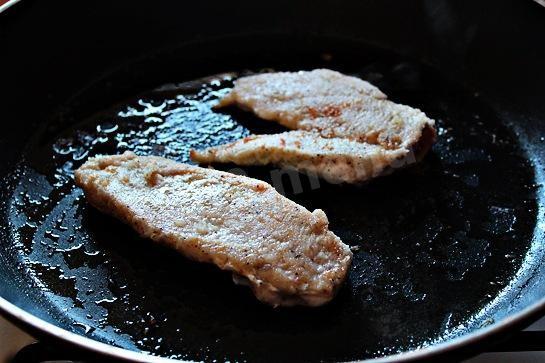 Шаг 5 приготовления Куриная грудка с грибами и сыром с травами