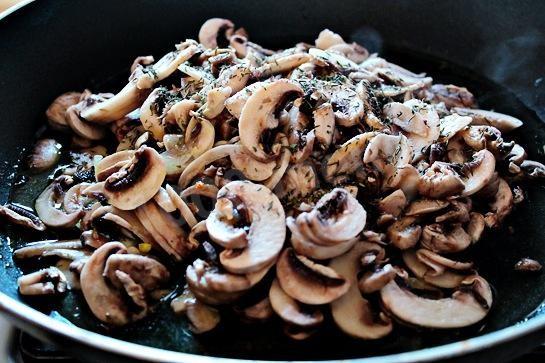 Шаг 6 приготовления Куриная грудка с грибами и сыром с травами