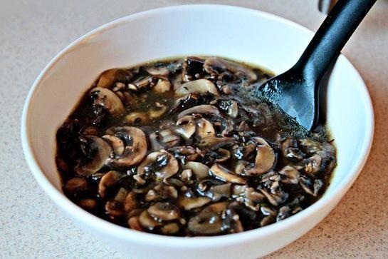 Шаг 7 приготовления Куриная грудка с грибами и сыром с травами