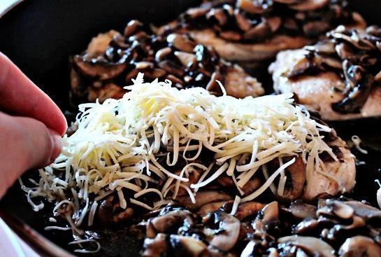 Шаг 8 приготовления Куриная грудка с грибами и сыром с травами