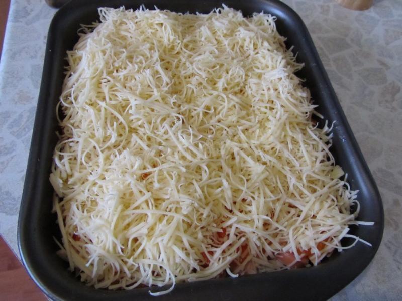 Шаг 11 приготовления Картофель с сосиской чесноком и майонезом в духовке