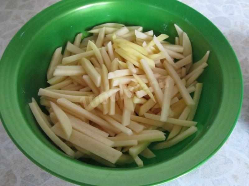 Шаг 2 приготовления Картофель с сосиской чесноком и майонезом в духовке