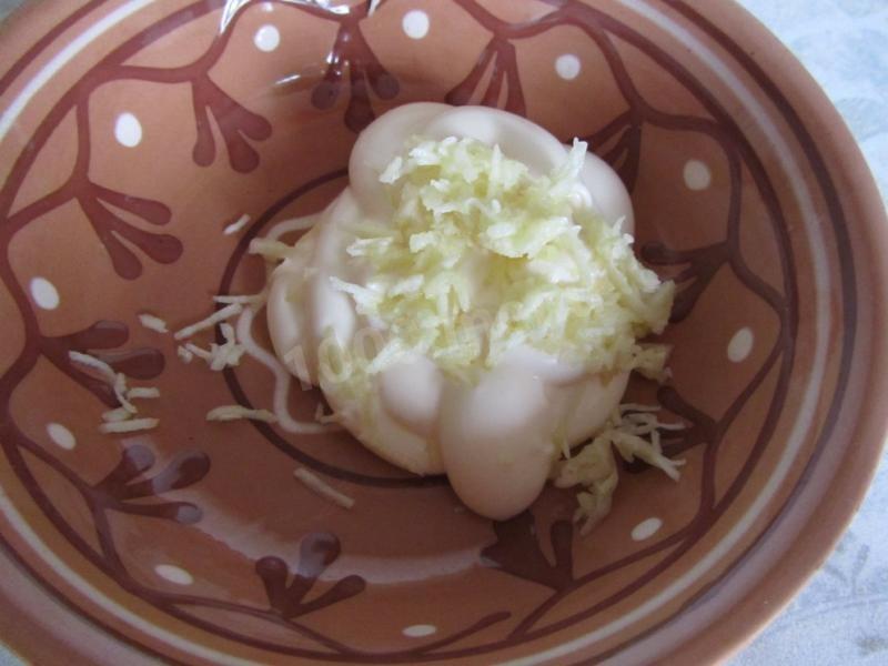 Шаг 3 приготовления Картофель с сосиской чесноком и майонезом в духовке