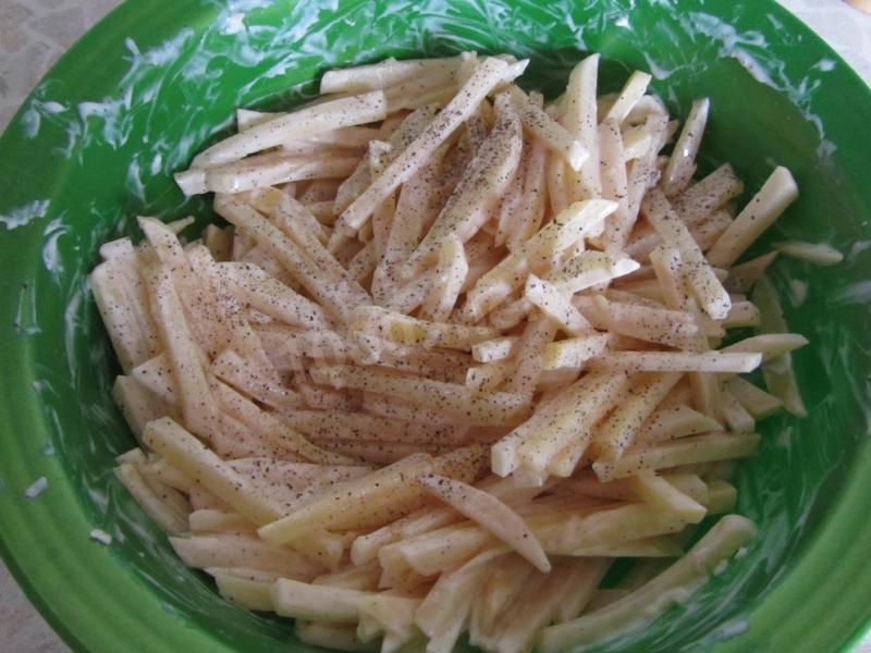 Шаг 4 приготовления Картофель с сосиской чесноком и майонезом в духовке