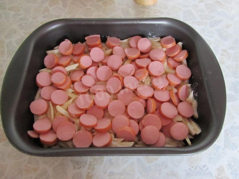 Шаг 9 приготовления Картофель с сосиской чесноком и майонезом в духовке