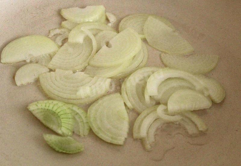 Шаг 4 приготовления Кутабы со шпинатом и зеленью на сковороде
