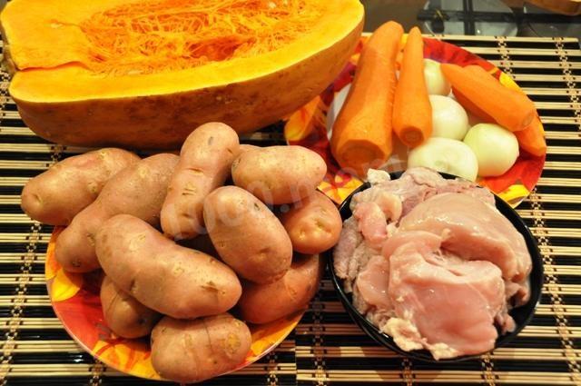 Шаг 1 приготовления Мясо с картошкой и тыквой в горшочке