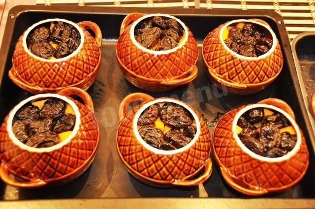 Шаг 10 приготовления Мясо с картошкой и тыквой в горшочке