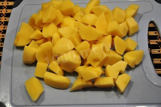 Шаг 3 приготовления Мясо с картошкой и тыквой в горшочке