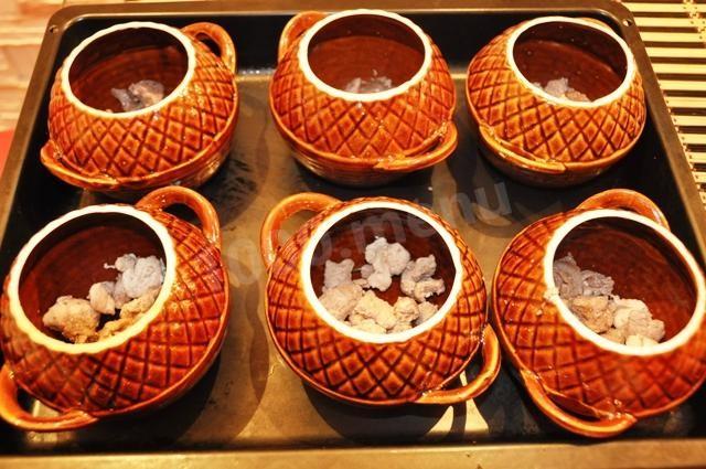 Шаг 7 приготовления Мясо с картошкой и тыквой в горшочке