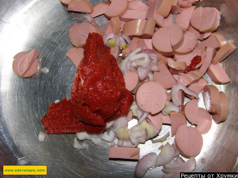 Шаг 3 приготовления Подливка к гречке с мукой, сосисками и томатной пастой