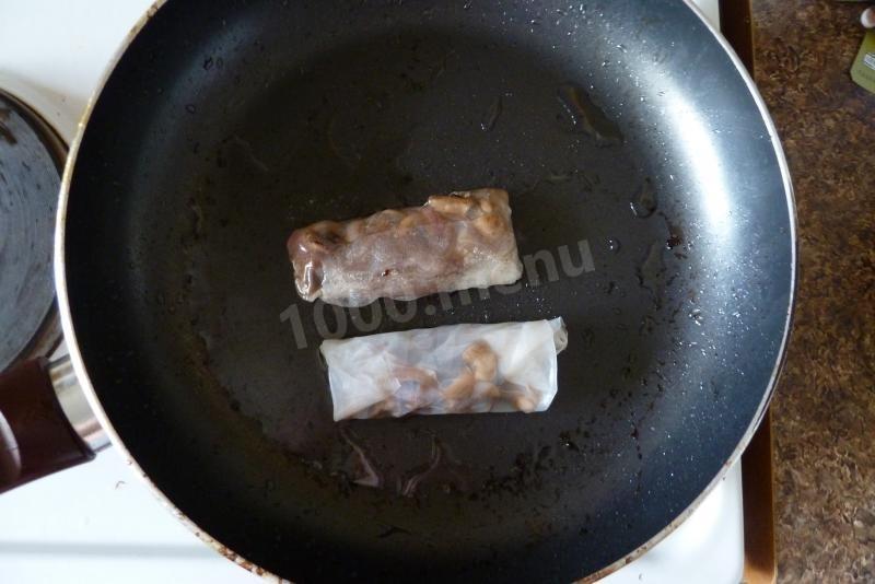 Шаг 7 приготовления Блины из рисовой бумаги с шампиньонами