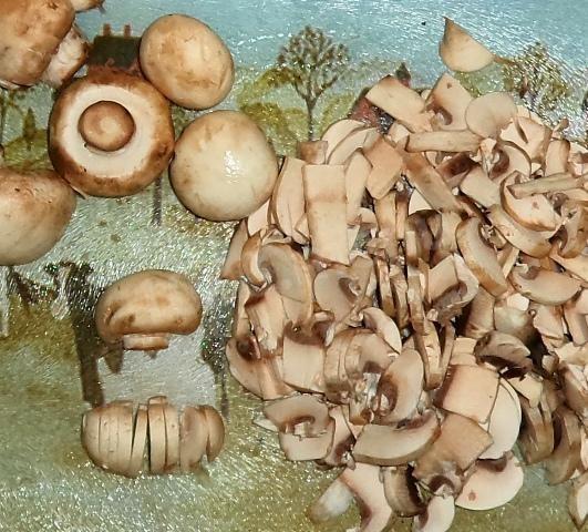 Шаг 2 приготовления Салат с белой фасолью, яйцами и грибами