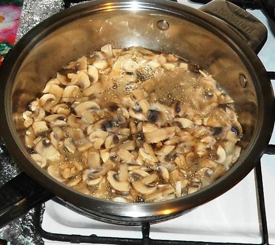 Шаг 3 приготовления Салат с белой фасолью, яйцами и грибами