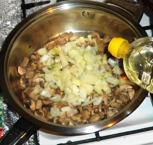 Шаг 4 приготовления Салат с белой фасолью, яйцами и грибами