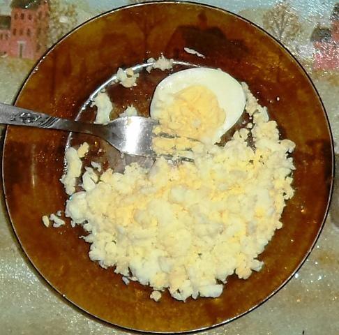Шаг 5 приготовления Салат с белой фасолью, яйцами и грибами