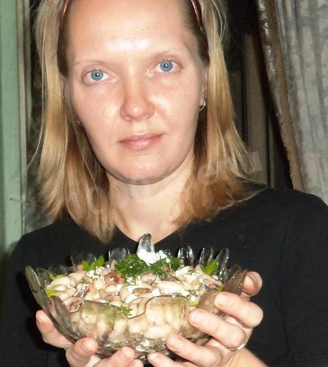Шаг 8 приготовления Салат с белой фасолью, яйцами и грибами