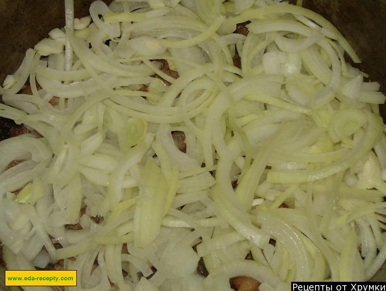 Шаг 1 приготовления Рагу из картофеля тушеное с капустой и пастой на сковороде