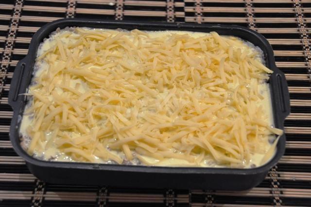 Шаг 13 приготовления Запеканка из гречки и курицы со сметаной и сыром