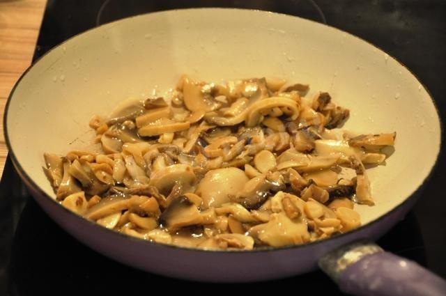 Шаг 2 приготовления Запеканка из гречки и курицы со сметаной и сыром