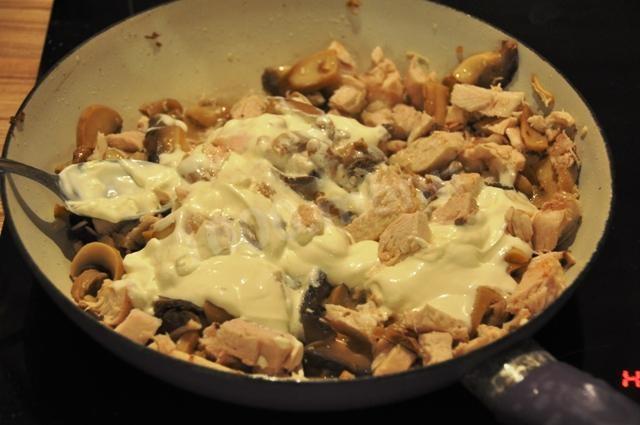 Шаг 3 приготовления Запеканка из гречки и курицы со сметаной и сыром
