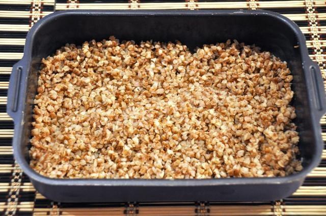 Шаг 5 приготовления Запеканка из гречки и курицы со сметаной и сыром