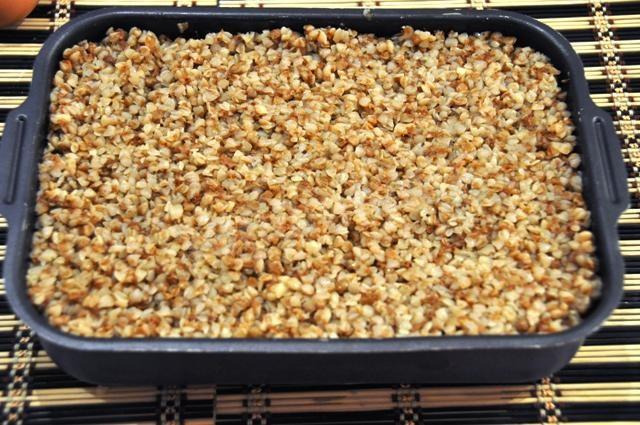 Шаг 8 приготовления Запеканка из гречки и курицы со сметаной и сыром