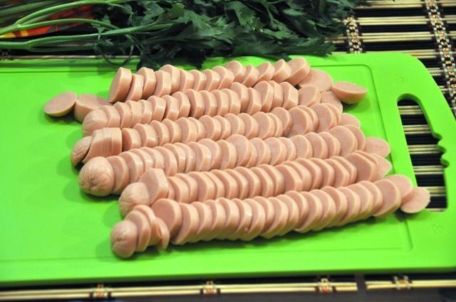 Шаг 4 приготовления Запеканка из яиц с сосисками, твердым сыром и петрушкой