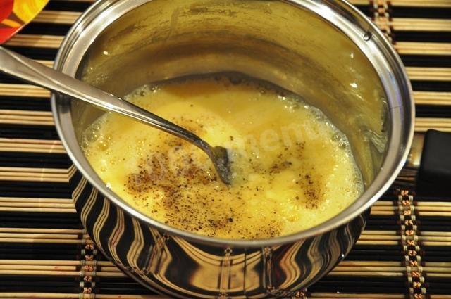 Шаг 7 приготовления Запеканка из яиц с сосисками, твердым сыром и петрушкой