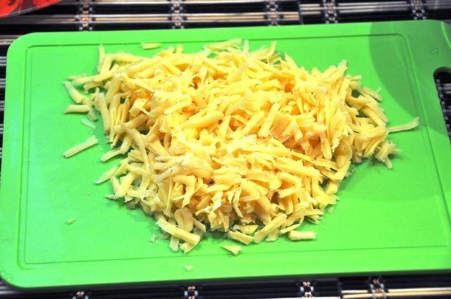 Шаг 8 приготовления Запеканка из яиц с сосисками, твердым сыром и петрушкой