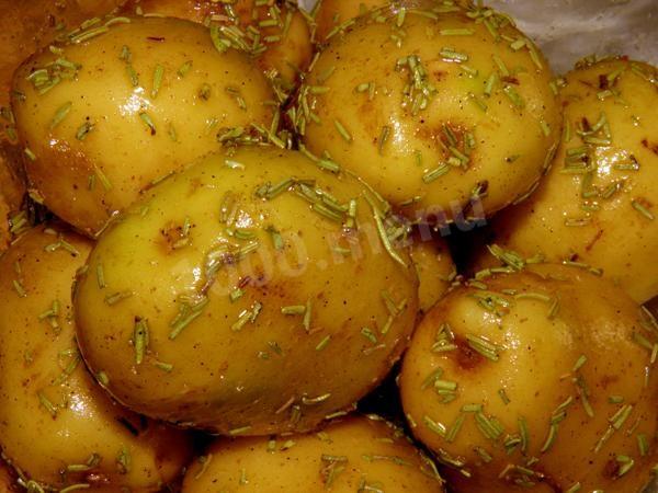 Шаг 4 приготовления Запеченный картофель с розмарином