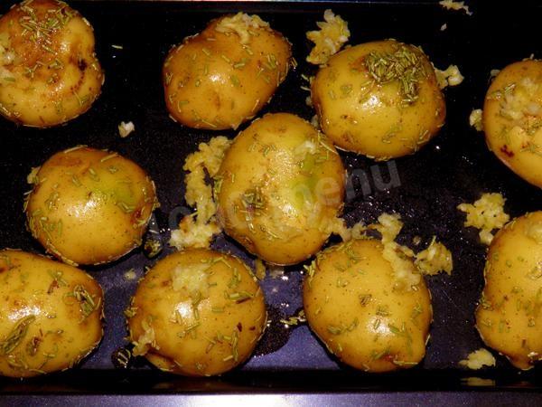 Шаг 8 приготовления Запеченный картофель с розмарином
